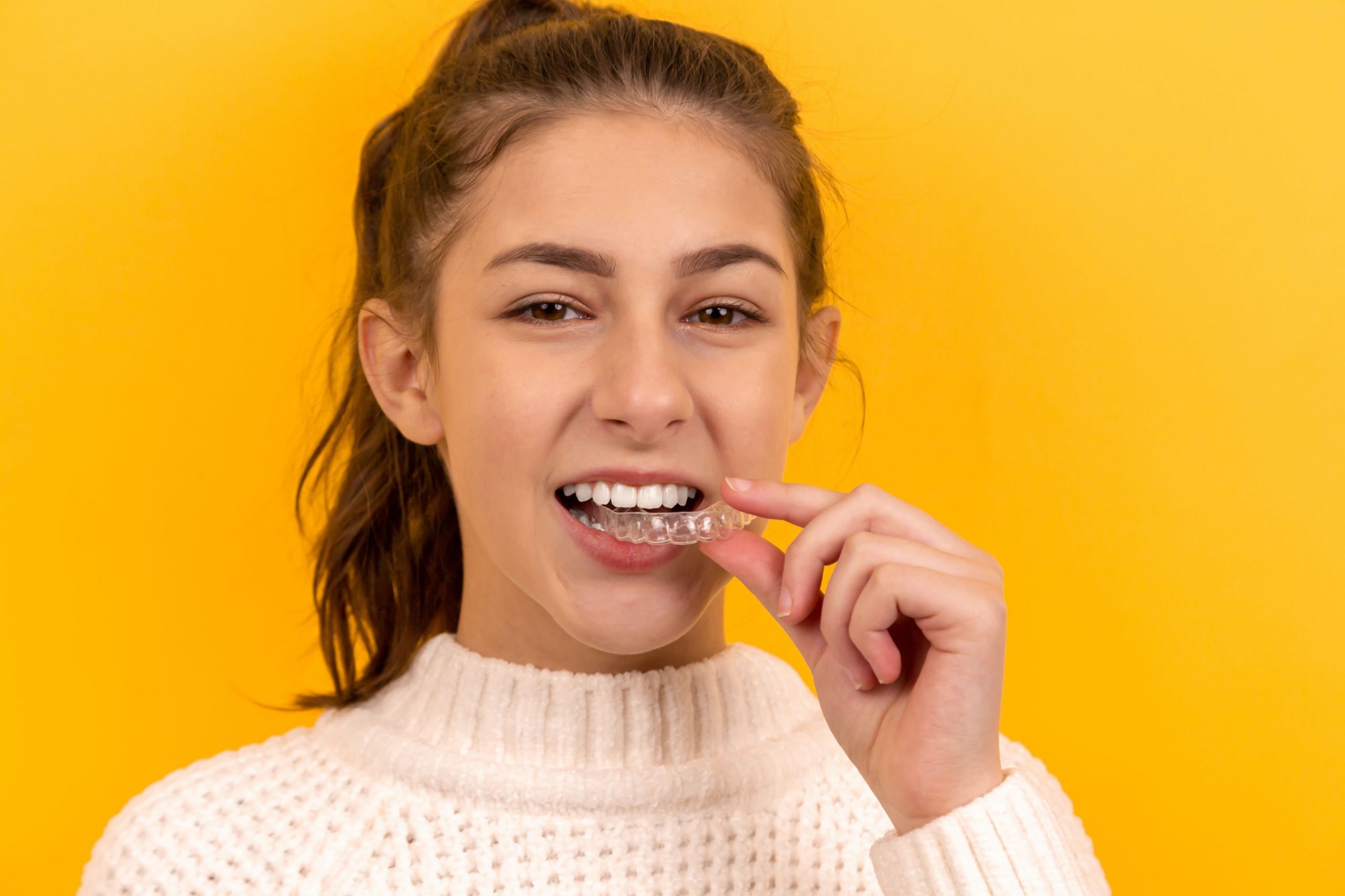 Paciente adulta sonriendo durante tratamiento de ortodoncia invisible Invisalign en Barcelona
