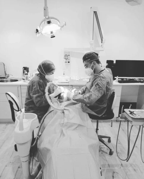 Dr. Pol Nin Sadurní cirugía oral e implantes dentales en Barcelona