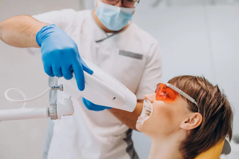 Blanqueamiento dental con luz LED en clínica dental de Barcelona