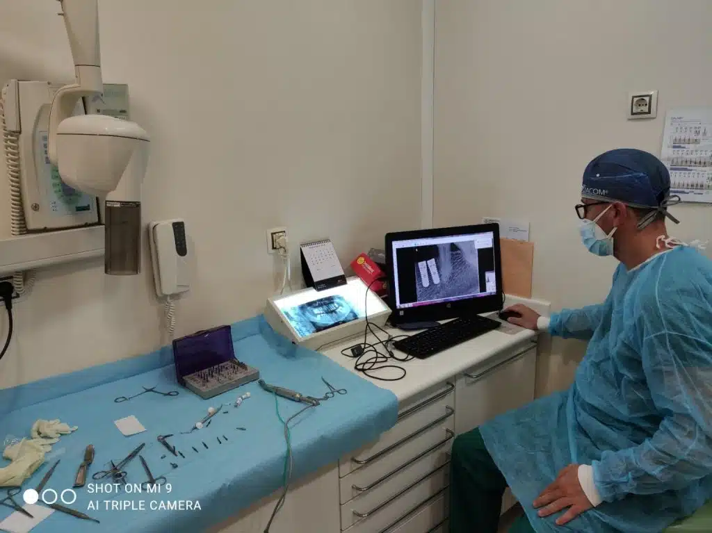Dr Pol Nin valorando implantes dentales