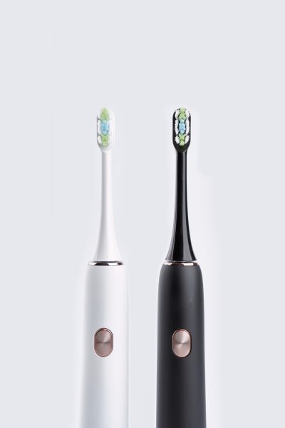 Cepillos dentales eléctricos y cuidado de higiene oral en casa