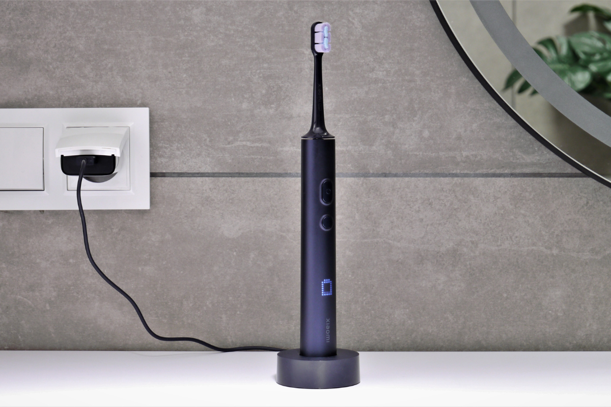 Xiaomi T700 sobre su base de carga inalámbrica